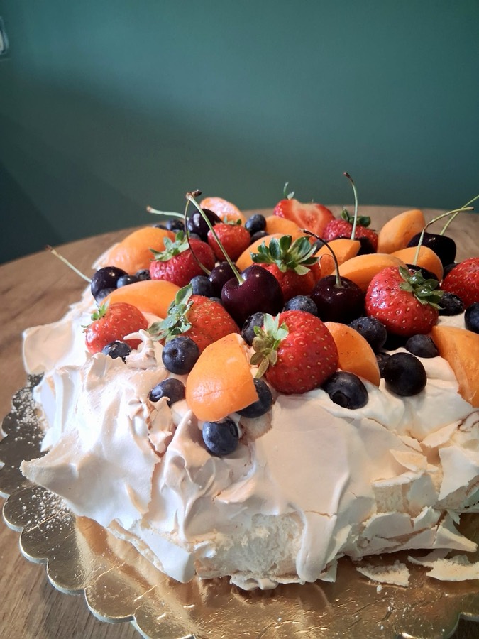 Pavlova z owocami — tort na zamówienie